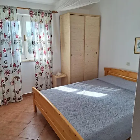 Robinson House Cvita بيت للعطل *